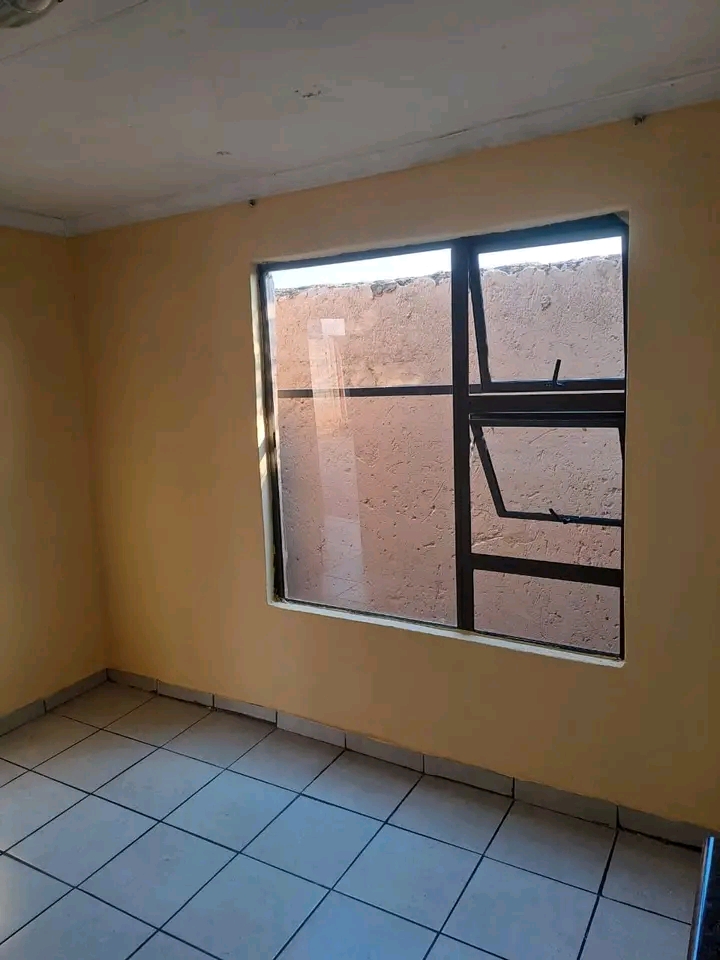 1500 room available for rental with tiles n c  in Rockville