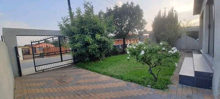 Area: rockville (soweto)

available: 01 oct  in Rockville