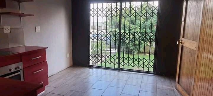 Area: rockville (soweto)

available: 01 oct  in Rockville