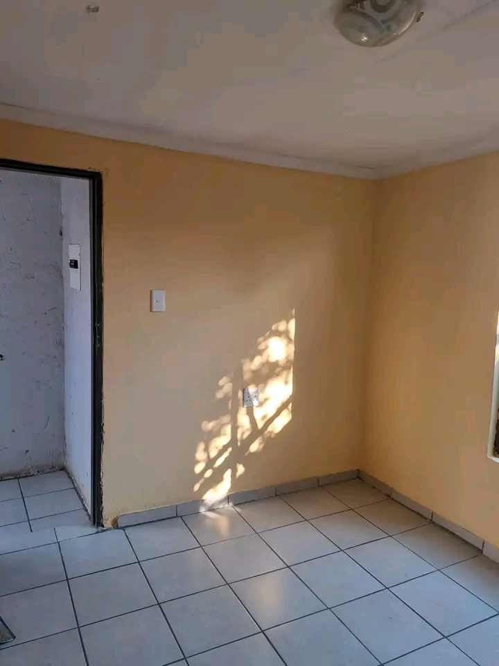 1500 room available for rental with tiles n c  in Rockville