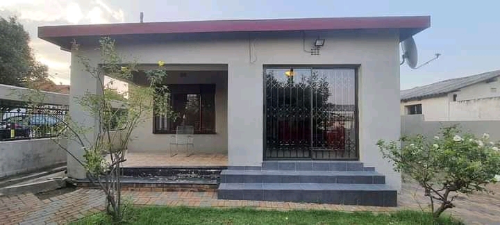Area: rockville (soweto)

available: 01 oct  in Rockville