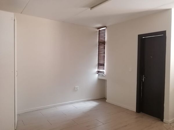 Flats available in newtown for tenants to sta  in Newtown