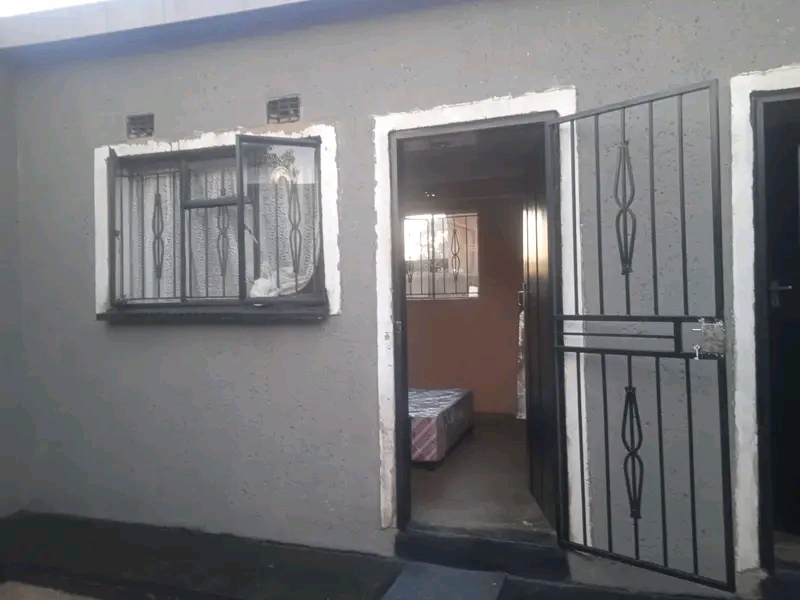 House r4000 2 bedroom 
ensuite lefureng r250  in Rockville