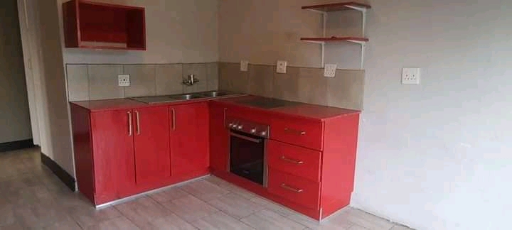 Area: rockville (soweto)

available: 01 oct  in Rockville
