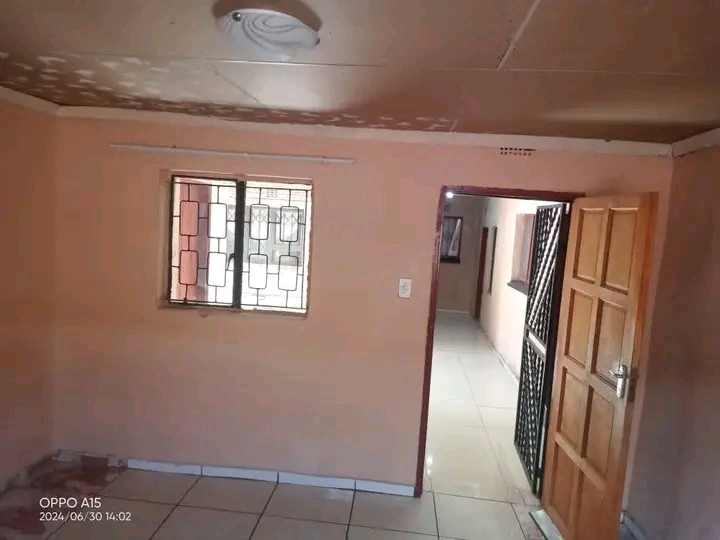 Room is available r1400 it includes electrici  in Rockville