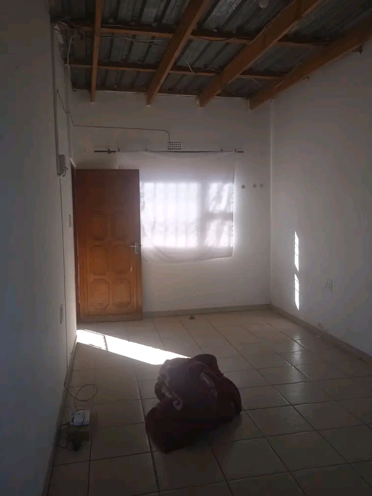 House r4000 2 bedroom 
ensuite lefureng r250  in Rockville