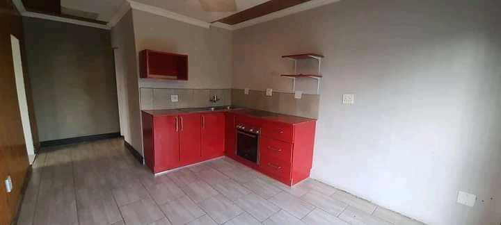 Area: rockville (soweto)

available: 01 oct  in Rockville