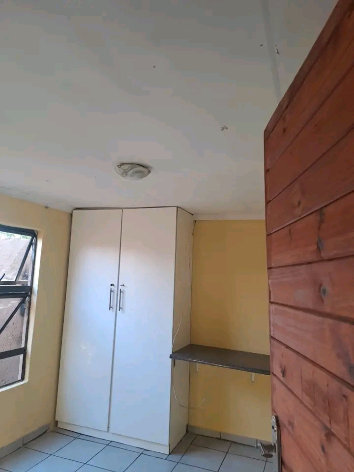 1500 room available for rental with tiles n c  in Rockville