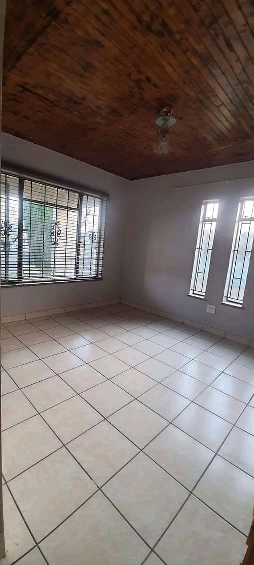 Area: rockville (soweto)

available: 01 oct  in Rockville
