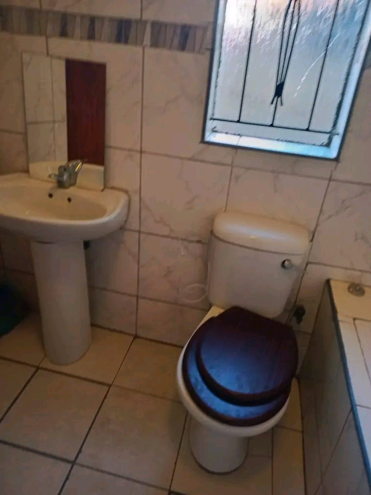 House r4000 2 bedroom 
ensuite lefureng r250  in Rockville