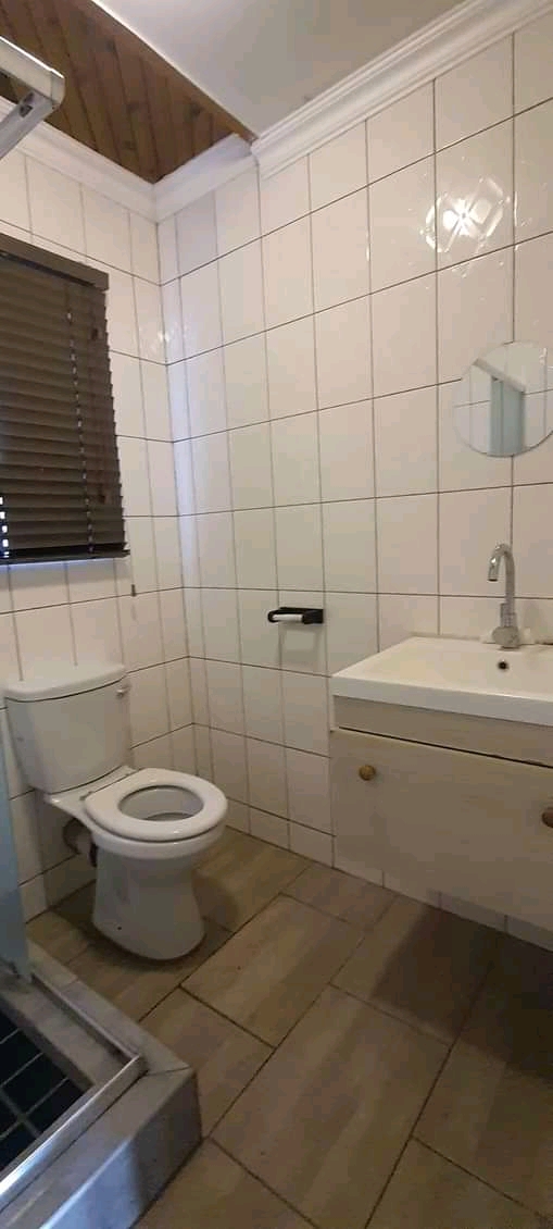 Area: rockville (soweto)

available: 01 oct  in Rockville