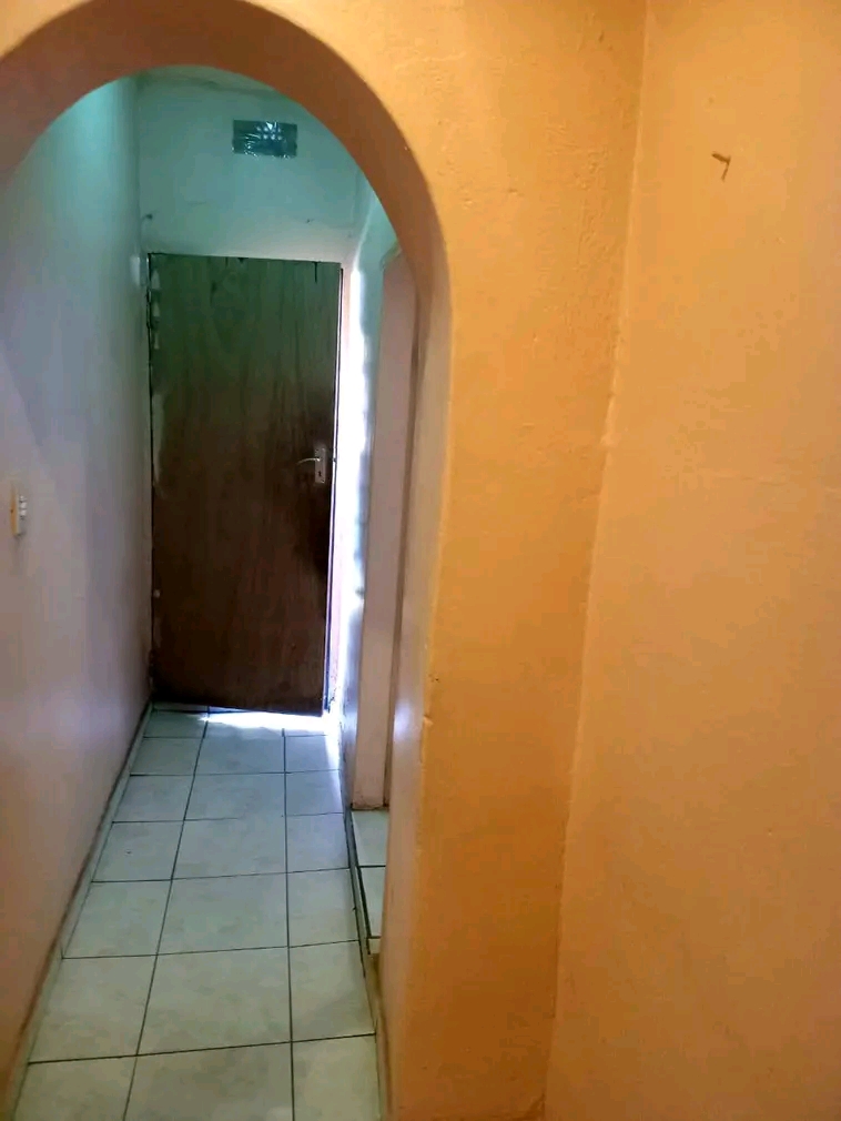House r4000 2 bedroom 
ensuite lefureng r250  in Rockville